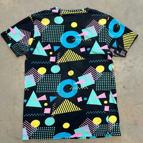 Geometric Pattern T-Shirt - Picture 2 of 3